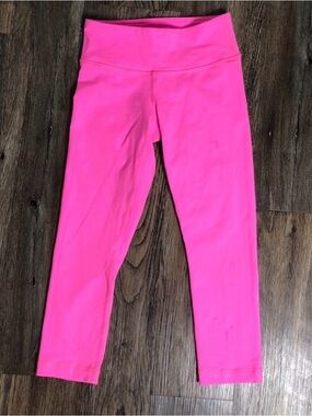 Rare Lululemon Wunder Under Capris in Sonic Pink